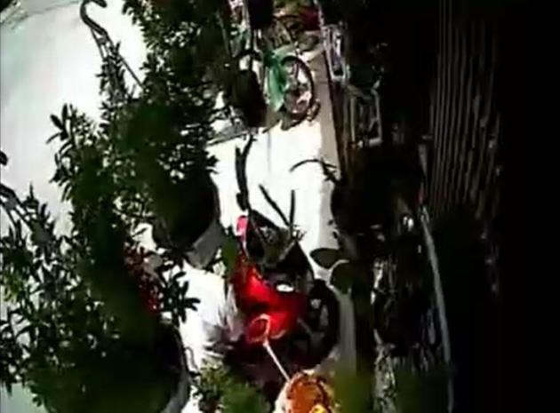 Tên trộm phá khóa xe chỉ trong vài giây