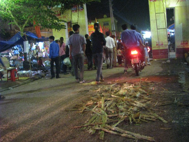 Cuộc vui nào cũng đến hồi kết thúc. Vậy nhưng, rác thải sau mỗi ngày đỉnh điểm của lễ hội lại được xả ra một cách bừa bãi ngay trên đường đi, lối lại.
