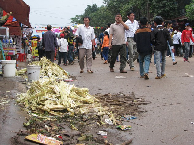 Những dịp lễ hội, tổ chức những hoạt động sôi nổi những người tham gia không khỏi ngỡ ngàng là những đống rác thải tự mọc lên sau mỗi lần tan tầm.