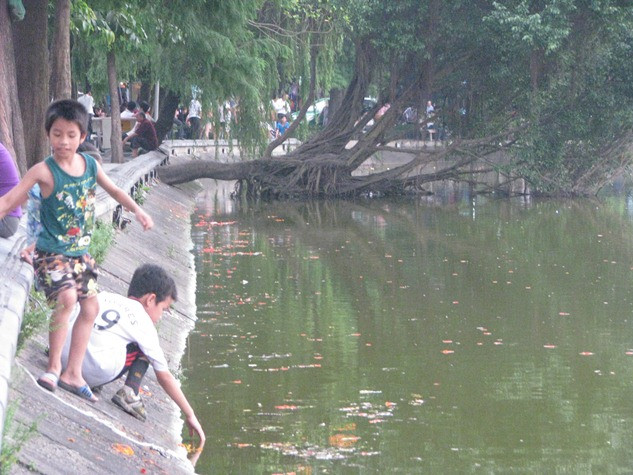 Bờ hồ, bờ song, suối…. đang được giới trẻ “ chuộng nghịch”. Trong khi đó, cha mẹ không mảy may quan tâm dễ mất mạng sống con mình như thường” chị Lan nghẹn ngào cho biết.