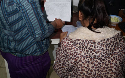 Em Vy và mẹ bên góc học tập ở nhà. Em Vy và mẹ bên góc học tập ở nhà.
