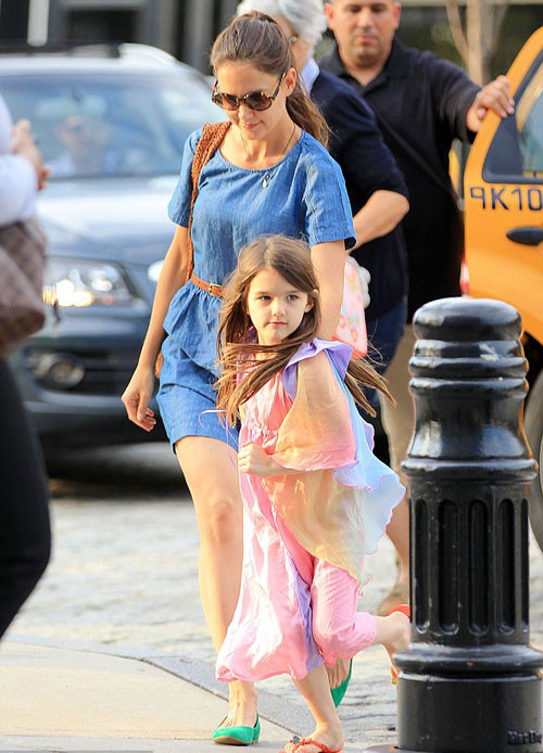 Suri tiếp tục sống với mẹ ở New York.