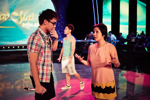 Và nhẹ nhàng góp ý để Đông Hùng có phần trình diễn tốt hơn Và nhẹ nhàng góp ý để Đông Hùng có phần trình diễn tốt hơn