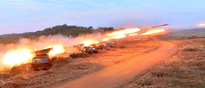 Rocket Bắc Triều Tiên đồng loạt nhả đạn.