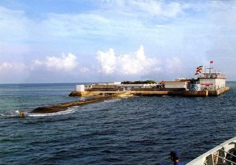 Công sự kiên cố Trung Quốc xây dựng bất hợp pháp trên đá Chữ Thập thuộc quần đảo Trường Sa của Việt Nam hòng chiếm đóng phi pháp lâu dài.