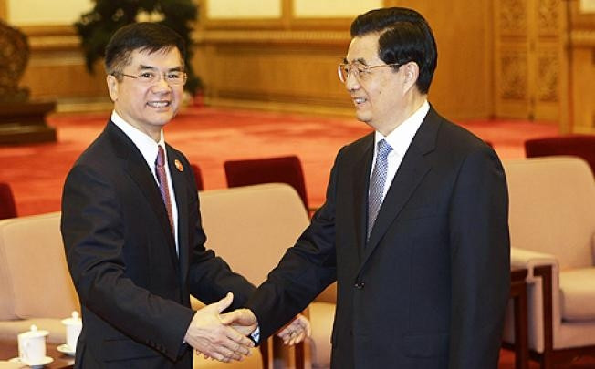 Gary Locke đến Bắc Kinh nhậm chức năm 2011, ông Hồ Cẩm Đào, Chủ tịch nước Trung Quốc tiếp tân Đại sứ Mỹ. Gary Locke đến Bắc Kinh nhậm chức năm 2011, ông Hồ Cẩm Đào, Chủ tịch nước Trung Quốc tiếp tân Đại sứ Mỹ.