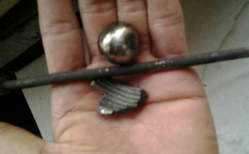 Những phần còn lại được cho là của các thiết bị nổ tự chế sau khi kích hoạt.