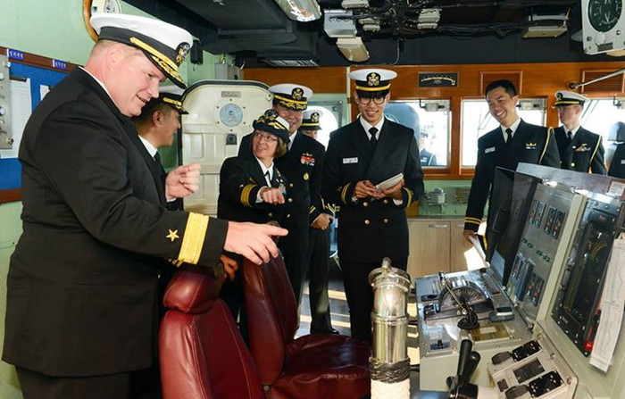 Chuẩn Đô đốc Mark Montgomery, Tư lệnh Cụm tàu sân bay USS George Washington (trái)