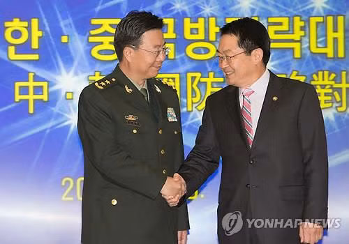 Phó Tổng tham mưu trưởng Trung Quốc (trái) và Thứ trưởng Quốc phòng Hàn Quốc.