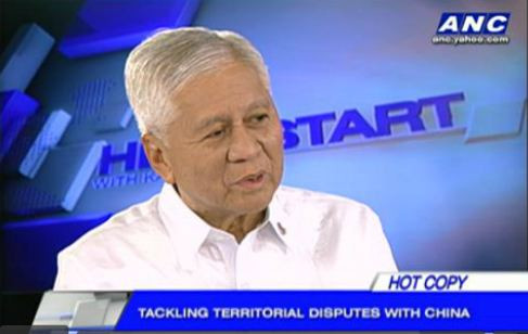 Ngoại trưởng Philippines Albert del Rosario trả lời phỏng vấn đài Headstart ANC. Ngoại trưởng Philippines Albert del Rosario trả lời phỏng vấn đài Headstart ANC.