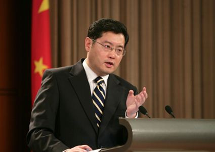 Tần Cương, người phát ngôn Bộ Ngoại giao Trung Quốc công bố Bắc Kinh quyết định viện trợ cho Philippines 100 ngàn USD để khắc phục hậu quả siêu bão Haiyan. Tần Cương, người phát ngôn Bộ Ngoại giao Trung Quốc công bố Bắc Kinh quyết định viện trợ cho Philippines 100 ngàn USD để khắc phục hậu quả siêu bão Haiyan.