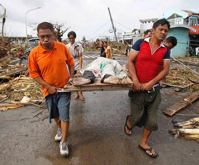 Những nạn nhân xấu số thiệt mạng trong siêu bão Haiyan tại Philippines có thể lên tới hàng chục ngàn người. Những nạn nhân xấu số thiệt mạng trong siêu bão Haiyan tại Philippines có thể lên tới hàng chục ngàn người.