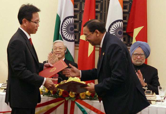 Tổng bí thư Nguyễn Phú Trọng và Thủ tướng Ấn Độ Manmohan Singh chứng kiến lễ ký kết các văn kiện hợp tác song phương. Tổng bí thư Nguyễn Phú Trọng và Thủ tướng Ấn Độ Manmohan Singh chứng kiến lễ ký kết các văn kiện hợp tác song phương.