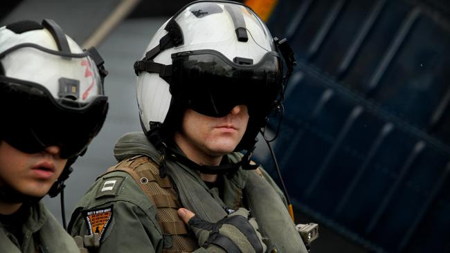 Phi công Mỹ trên cụm tàu sân bay USS George Washington.