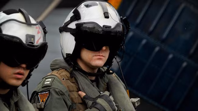 Phi công Mỹ trên cụm tàu sân bay USS George Washington.