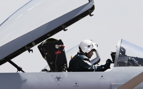 Phi công quân sự Trung Quốc lái chiến đấu cơ J-10 "tuần tra ADIZ Hoa Đông"