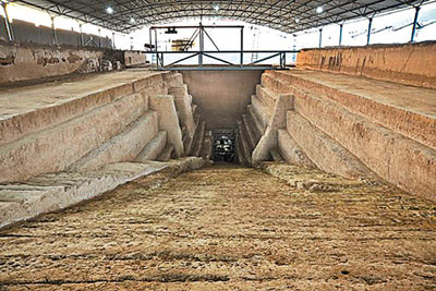 Ngôi mộ cổ được cho là Cao Lăng, nơi an táng Tào Tháo được khai quật tại An Dương, Hà Nam năm 2009. Ngôi mộ cổ được cho là Cao Lăng, nơi an táng Tào Tháo được khai quật tại An Dương, Hà Nam năm 2009.