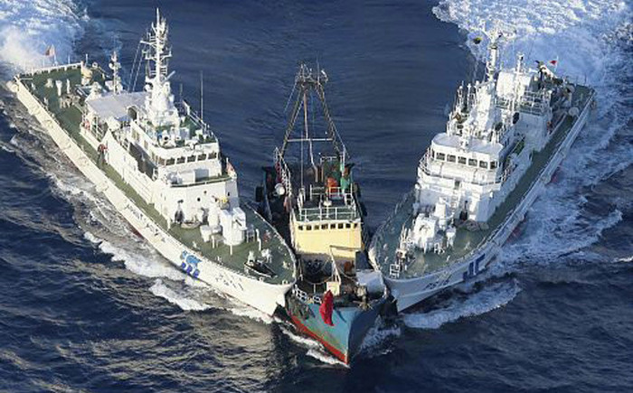 Tàu cá Hồng Kông Khải Phong 2 hung hãn tìm cách đổ bộ bất hợp pháp lên Senkaku năm ngoái, bị 2 tàu Cảnh sát biển Nhật Bản "xốc nách" cưỡng chế rời khỏi khu vực này. Tàu cá Hồng Kông Khải Phong 2 hung hãn tìm cách đổ bộ bất hợp pháp lên Senkaku năm ngoái, bị 2 tàu Cảnh sát biển Nhật Bản "xốc nách" cưỡng chế rời khỏi khu vực này.