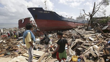 Một góc hoang tàn tại thành phố Tacloban, nơi được cho là có ít nhất 10 ngàn người đã chết. Một góc hoang tàn tại thành phố Tacloban, nơi được cho là có ít nhất 10 ngàn người đã chết.