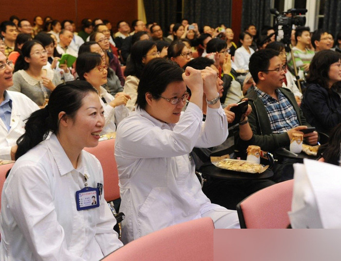 Một bác sĩ trẻ tập theo ngay dưới khán phòng.