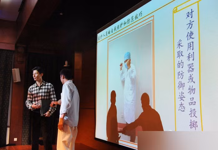 Một tình huống giả định, bác sĩ bị người nhà bệnh nhân tấn công bằng dao hoặc vật nhọn.