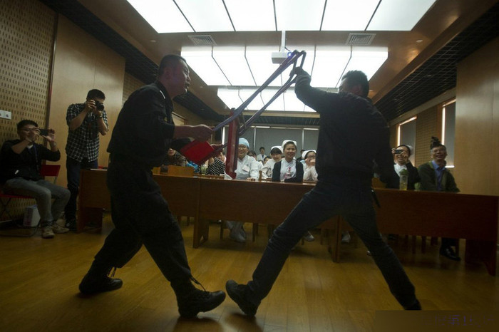 Cảnh sát giới thiệu các động tác võ phòng thân cho bác sỹ, y tá bệnh viện Hoa Sơn.