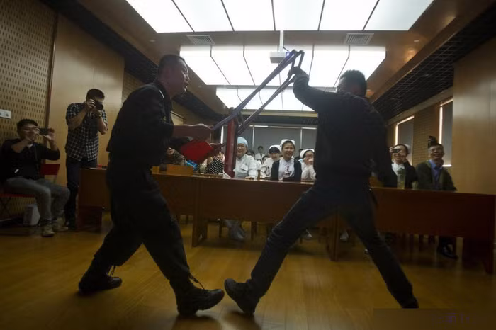 Cảnh sát giới thiệu các động tác võ phòng thân cho bác sỹ, y tá bệnh viện Hoa Sơn.