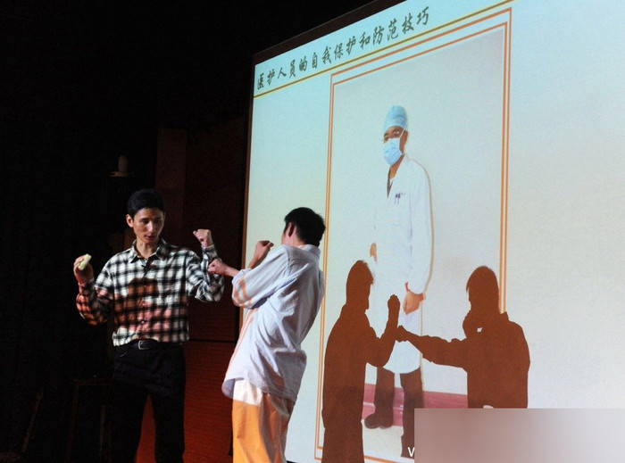 Thực hành các thế võ phòng thủ.