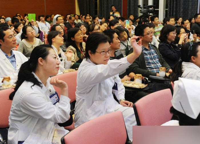 Làm theo các động tác hướng dẫn.