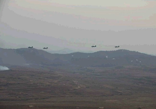 Không quân đổ bộ lính dù.