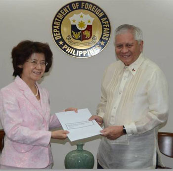 Tháng 10/2012, Ngoại trưởng Philippines Albert del Rosario trao 200 ngàn USD cứu trợ các nạn nhân trận động đất tại Vân Nam - Quý Châu cho bà Đại sứ Trung Quốc Mã Khắc Khanh giờ bị truyền thông Trung Quốc lờ tịt. Tháng 10/2012, Ngoại trưởng Philippines Albert del Rosario trao 200 ngàn USD cứu trợ các nạn nhân trận động đất tại Vân Nam - Quý Châu cho bà Đại sứ Trung Quốc Mã Khắc Khanh giờ bị truyền thông Trung Quốc lờ tịt.