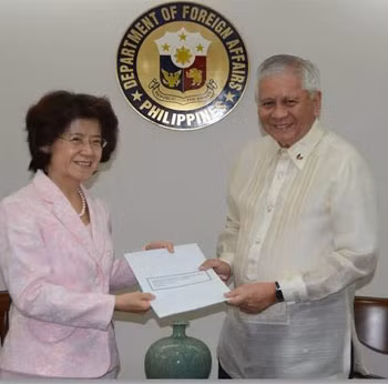 Tháng 10/2012, Ngoại trưởng Philippines Albert del Rosario trao 200 ngàn USD cứu trợ các nạn nhân trận động đất tại Vân Nam - Quý Châu cho bà Đại sứ Trung Quốc Mã Khắc Khanh giờ bị truyền thông Trung Quốc lờ tịt.