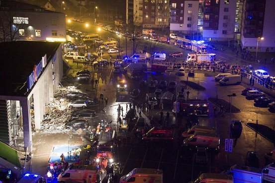 Hiện trường vụ sập mái siêu thị ở Latvia.