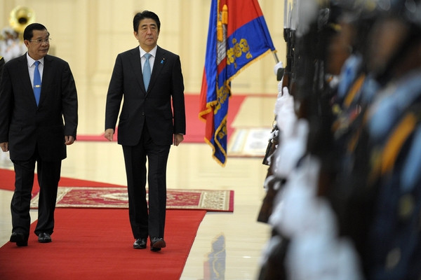 Thủ tướng Nhật Bản Shinzo Abe thăm chính thức Campuchia ngày 16/11. Thủ tướng Nhật Bản Shinzo Abe thăm chính thức Campuchia ngày 16/11.