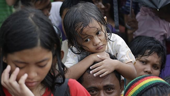 Nạn nhân siêu bão Haiyan mỏi mắt chờ hàng viện trợ. Nạn nhân siêu bão Haiyan mỏi mắt chờ hàng viện trợ.