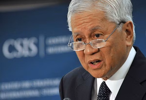 Ngoại trưởng Philippines Albert del Rosario. Ngoại trưởng Philippines Albert del Rosario.