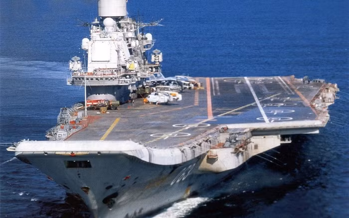 Tàu sân bay Liêu Ninh, Trung Quốc đã rời cảng Thanh Đảo sáng 26/11 và đang trên đường kéo xuống Biển Đông. Tàu sân bay Liêu Ninh, Trung Quốc đã rời cảng Thanh Đảo sáng 26/11 và đang trên đường kéo xuống Biển Đông.