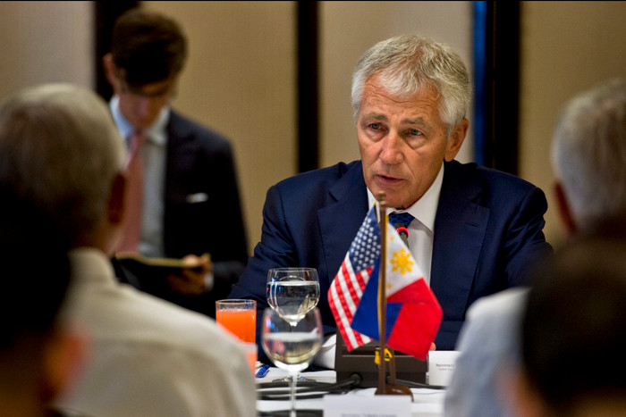Bộ trưởng Quốc phòng Mỹ Chuck Hagel trong phiên hội đàm với người đồng cấp Philippines Voltaire Gazmin. Bộ trưởng Quốc phòng Mỹ Chuck Hagel trong phiên hội đàm với người đồng cấp Philippines Voltaire Gazmin.