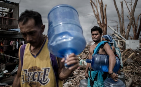 Nước sạch là mối quan tâm hàng đầu của những người Philippines may mắn sống sót sau siêu bão Haiyan. Nước sạch là mối quan tâm hàng đầu của những người Philippines may mắn sống sót sau siêu bão Haiyan.