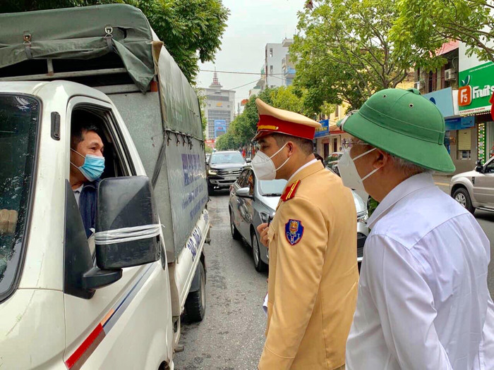 Đối với các phương tiện là xe phục vụ tiêu dùng, xe phục vụ sản xuất lái xe và phụ xe phải có cam kết đã thực hiện xét nghiệm SARS-COV-2 khi đi ra. Ảnh minh họa: Đình Hùng Đối với các phương tiện là xe phục vụ tiêu dùng, xe phục vụ sản xuất lái xe và phụ xe phải có cam kết đã thực hiện xét nghiệm SARS-COV-2 khi đi ra. Ảnh minh họa: Đình Hùng