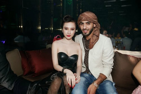 ... và vai trần gợi cảm bên trai đẹp Omar ... và vai trần gợi cảm bên trai đẹp Omar