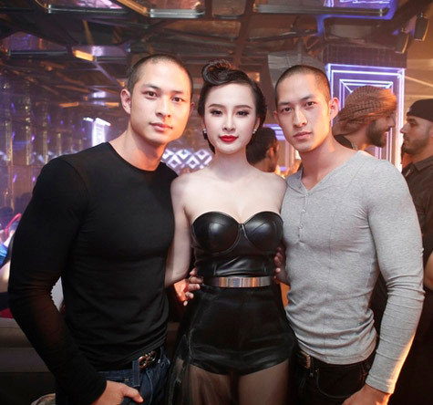 Nữ hoàng scandal bên anh em nhà Lưu Triplets. Nữ hoàng scandal bên anh em nhà Lưu Triplets.