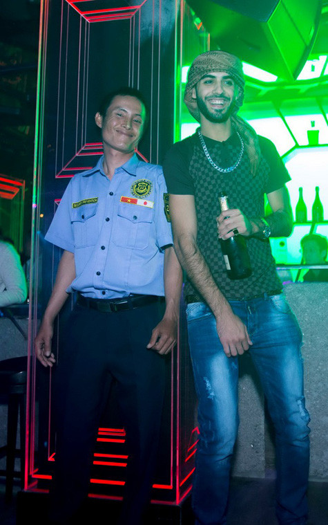 Nhìn những hình ảnh này cộng thêm sự xuất hiện nhạt nhẽo trong suốt 3 ngày ở Việt Nam, không ít ý kiến cho rằng, không hiểu Omar được mời về Việt Nam để làm gì.