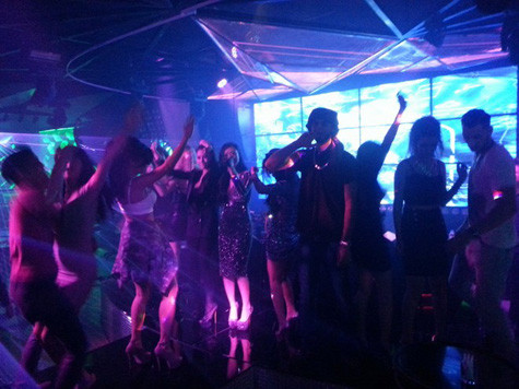 Tối 13/9, Omar lại tranh thủ đi bar trước khi về nước