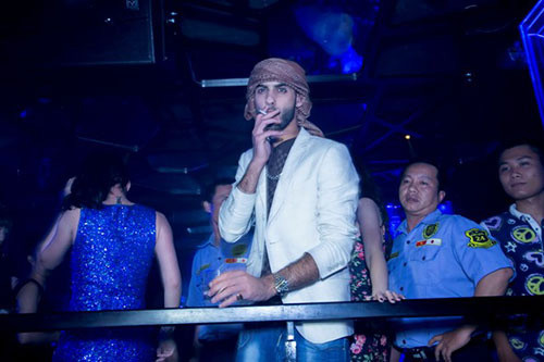 Việc này khiến dân mạng gọi chương trình mời 'trai đẹp' sang Việt Nam là một "trò lố" hết sức nhảm nhí