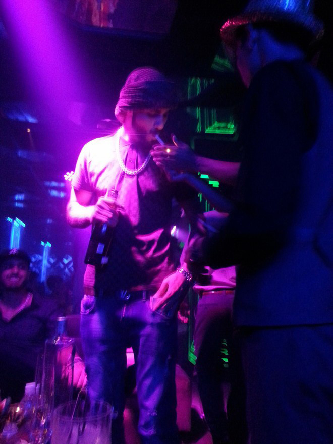 Omar phì phèo thuốc lá