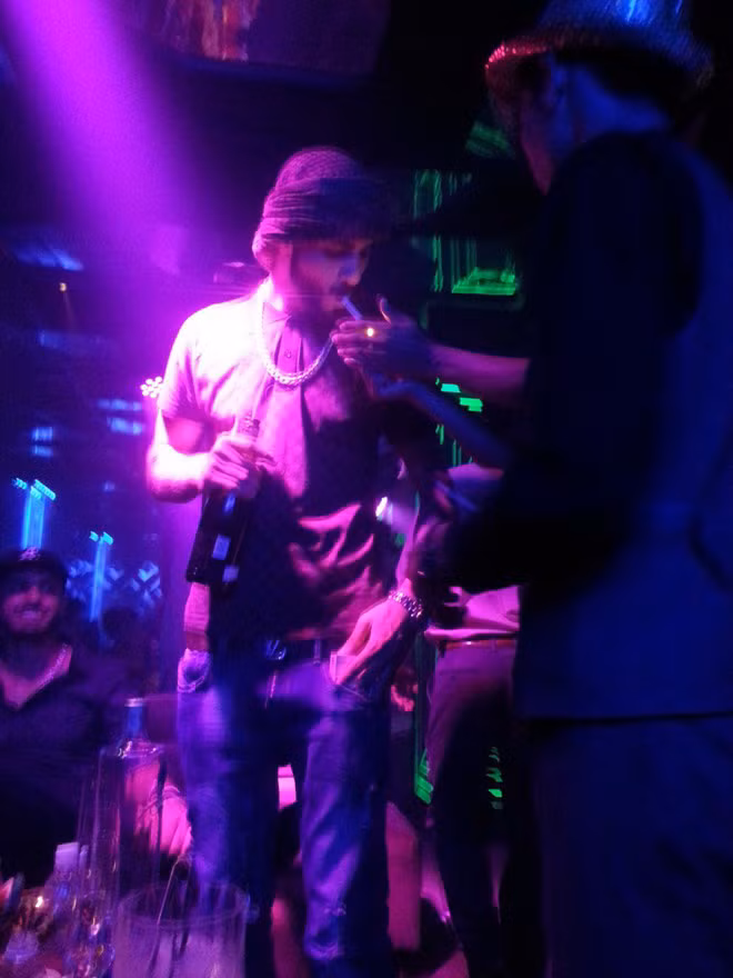 Omar phì phèo thuốc lá