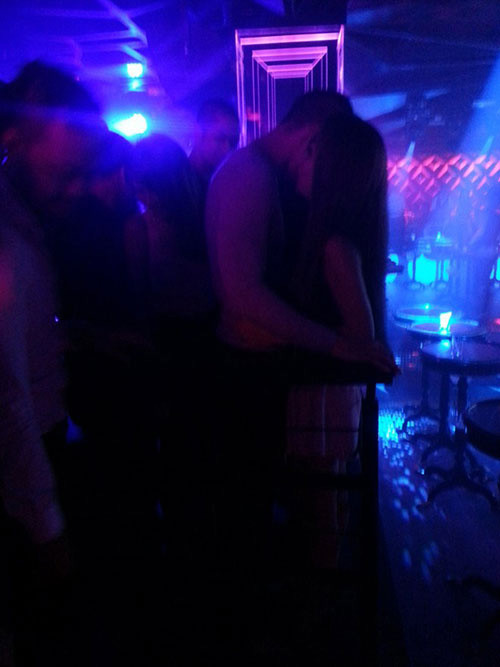 Không chỉ trai đẹp Omar, ba anh em sinh ba nhà họ Lưu cũng tranh thủ thưởng thức không khí bar sôi động và giao lưu với các người đẹp.