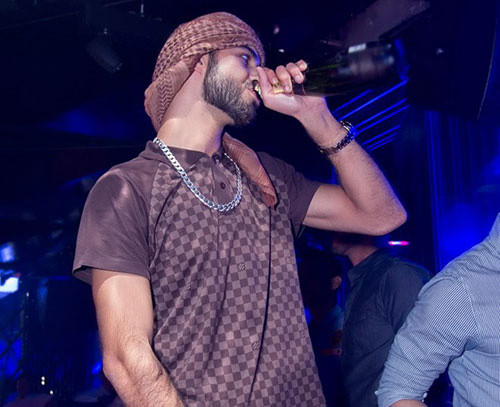 ... hay cầm cả chai bia để 'tu'