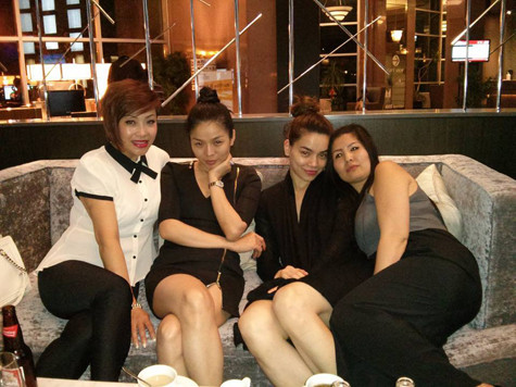 Bức ảnh chụp chung với ca sĩ Hồ Ngọc Hà và Lệ Quyên cùng người phụ nữ được cho là vợ của doanh nhân T tố Thanh Hằng giật chồng Bức ảnh chụp chung với ca sĩ Hồ Ngọc Hà và Lệ Quyên cùng người phụ nữ được cho là vợ của doanh nhân T tố Thanh Hằng giật chồng